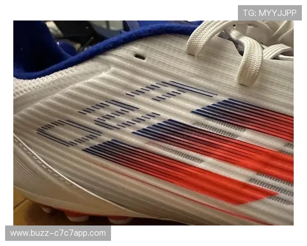 老球星最爱穿的经典足球鞋品牌与款式揭秘