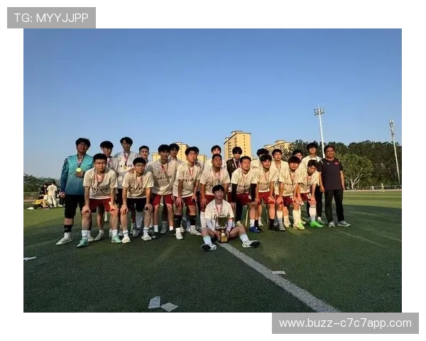 绿茵场上追逐梦想的球星背影映照无尽拼搏与荣耀时刻